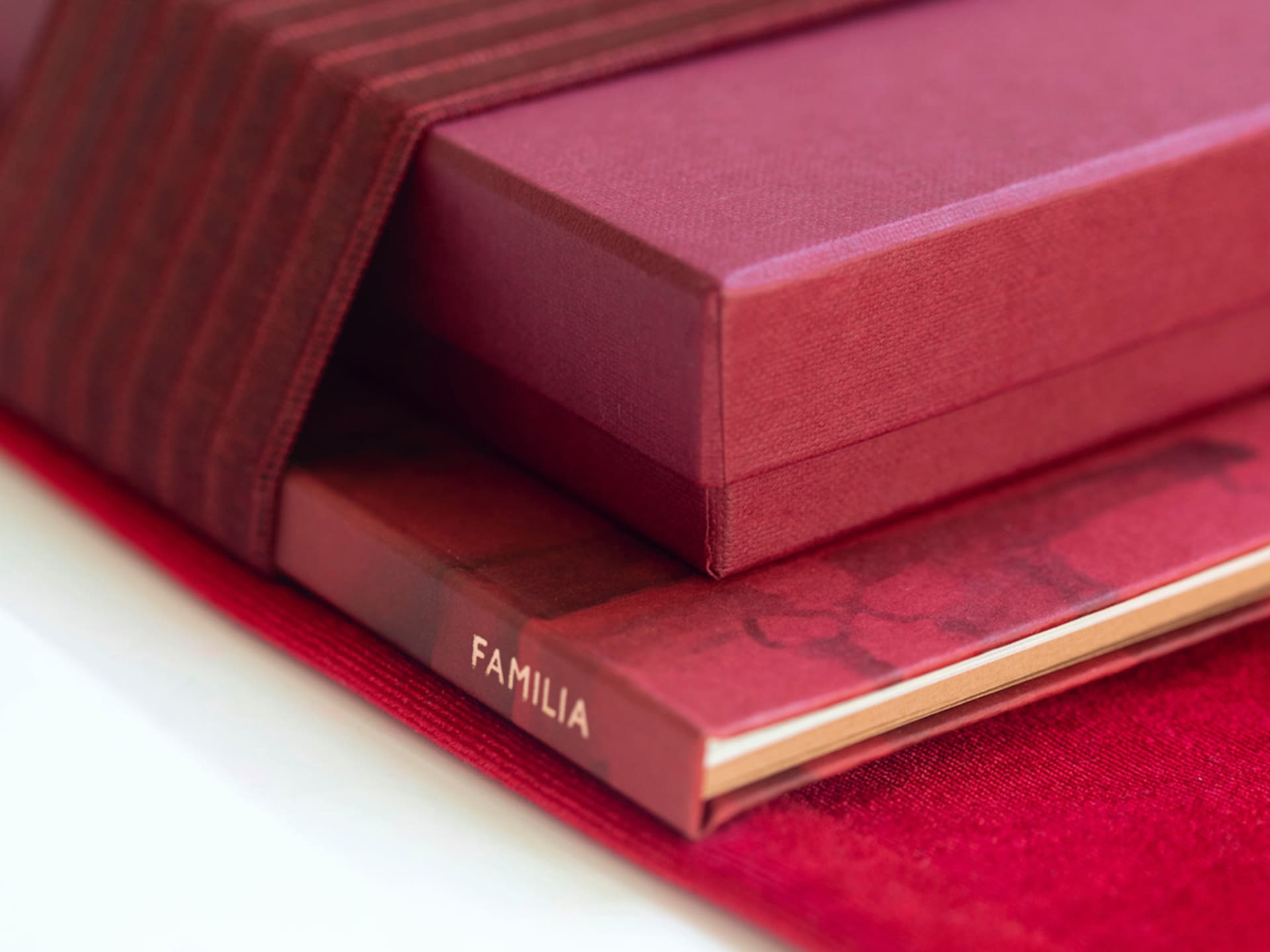 Familia Editions